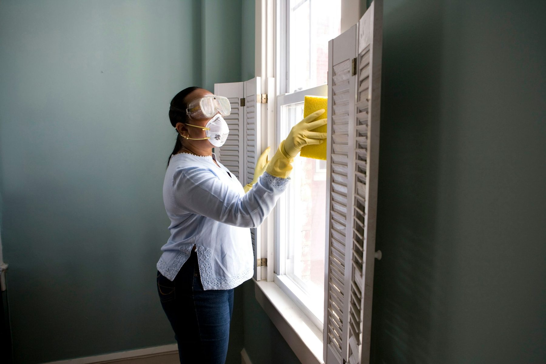 Perth Bond Cleaners team member cleaning a window